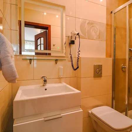 Roza Oda ve Kahvaltı 3*