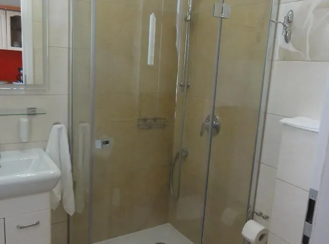 Roza Bed & Breakfast 3*